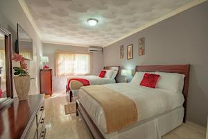 Postel nebo postele na pokoji v ubytování Tropical Escape Villa + 16 fotografií