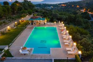 een uitzicht over een zwembad in een villa bij ELECTRA Luxury Apartments in Pythagoreio