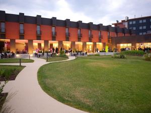 Hotel Vitality في Vendryně: مبنى كبير مع حديقة أمامه