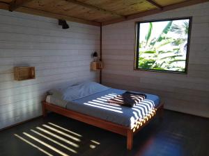 Posteľ alebo postele v izbe v ubytovaní Bungalow cosy avec piscine surplombant l'océan