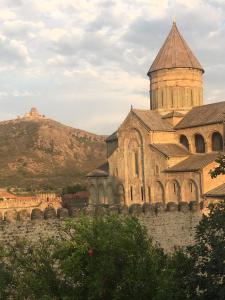 un antiguo edificio con una torre encima en Guest House Mtskheta en Mtskheta