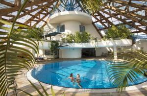Bazén v ubytování Riff Resort nebo v jeho okolí