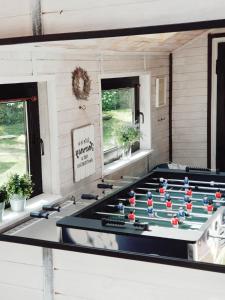 - une table de ping-pong au centre d'une chambre dans l'établissement Dom z bali w Rycerce Górnej, à Rycerka Górna