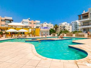 una piscina nel centro di un resort di RiX Sunny Apartments a Kyrenia