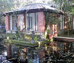 a small house sitting on top of a body of water at La Gallina Felice B&B in Meta