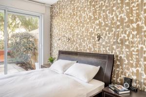Giường trong phòng chung tại Garden Apartment Herzliya Marina. Pool & Gym +14 ảnh