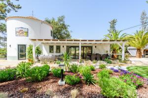 uma casa com um jardim em frente em Casa dos Sonhos no Vale do Lobo