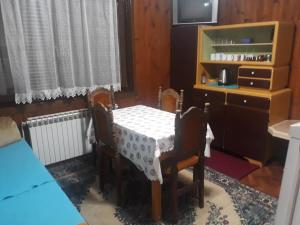 ein Zimmer mit Tisch und Stühlen und einer Kommode in der Unterkunft Triangle in Sarajevo + 16 Fotos