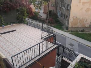 Luftaufnahme eines Balkons mit Zaun in der Unterkunft Triangle in Sarajevo