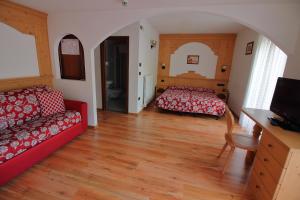 TV a/nebo společenská místnost v ubytování Hotel ai Tre Ponti - Dolomiti