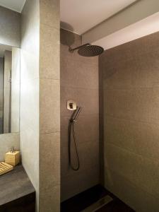 łazienka z prysznicem z głowicą prysznicową w obiekcie Gallery House w mieście Perugia +37 zdjęć