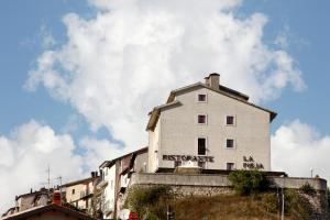 un bâtiment blanc au-dessus d'un mur dans l'établissement La Pieja, à Opi