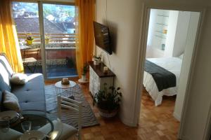 salon z łóżkiem i szklanym stołem w obiekcie Casa FR VUT-OR-0345 w mieście Ourense
