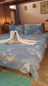 uma cama com um cisne sobre ela em Las Terassas- Playa de las americas - Ténérife- Espagne em Playa de las Americas