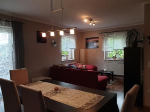 sala de estar con mesa y sofá en Ferienwohnung Fichtelmountain, en Fichtelberg