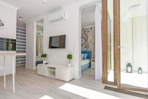 Televízia a/alebo spoločenská miestnosť v ubytovaní Marine by OneApartments