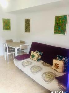 a living room with a couch with pillows and a table at Playa Las Fuentes Bello LUXURY Apartament Pp2 PET in Alcossebre