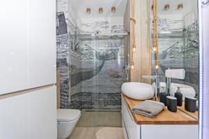 bagno con lavandino e doccia di Marine by OneApartments a Danzica