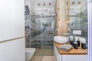 łazienka z umywalką i prysznicem w obiekcie Marine by OneApartments w Gdańsku
