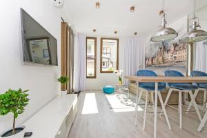 Televízia a/alebo spoločenská miestnosť v ubytovaní Marine by OneApartments