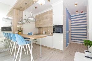 Kuchyňa alebo kuchynka v ubytovaní Marine by OneApartments