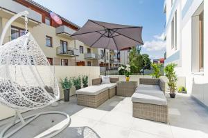 patio z hamakiem i parasolem w obiekcie Marine by OneApartments w Gdańsku