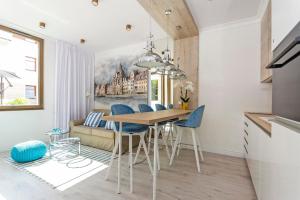 Televízia a/alebo spoločenská miestnosť v ubytovaní Marine by OneApartments