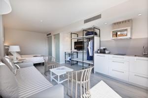 a kitchen and living room with a table and chairs at Apartaments Beach & Golf Resort in Pals