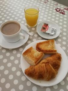 una mesa con dos platos de comida y una taza de café en Apartaments Vilaró, en Llorts