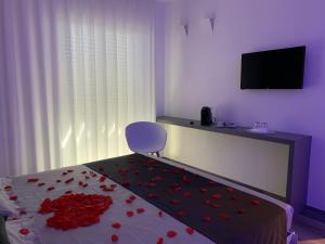 Televízia a/alebo spoločenská miestnosť v ubytovaní Hotel Mediterraneo Ombrellone e Lettini Inclusi