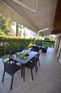 een tafel en stoelen op een patio met een parasol bij Villa Minerva 44 in Alcudia
