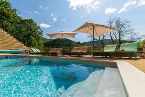 Piscina a La Calade Chambres d'Hôtes & Espace Bien-Etre o a prop