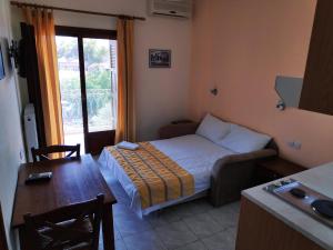 A bed or beds in a room at Pagaseon Rooms and Apartments