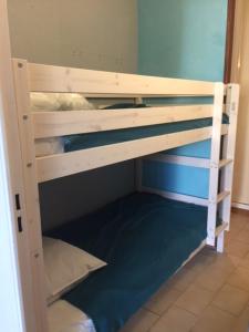 a wooden bunk bed in a small room with at Studio Les Lecques 100m de la plage in Saint-Cyr-sur-Mer