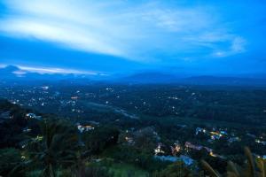 vista sulla città di notte di Ceyloni Panorama Resort a Kandy