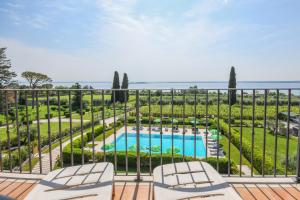 The swimming pool at or close to Residence Corte Ferrari -Ciao Vacanze-