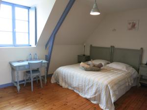 PlouhinecにあるBack To Breizhのベッドルーム1室(ベッド1台、デスク、窓付)