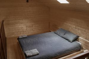 Ένα ή περισσότερα κρεβάτια σε δωμάτιο στο Atpūtas Bāze Ods LOFTS