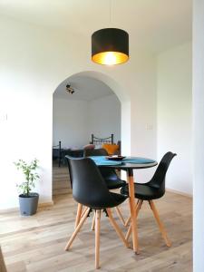 ein Esszimmer mit einem Tisch und schwarzen Stühlen in der Unterkunft Apartment Gabi in Umag