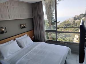 Postel nebo postele na pokoji v ubytování Luxury Suites by Notaly Ariel