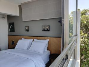 Postel nebo postele na pokoji v ubytování Luxury Suites by Notaly Ariel