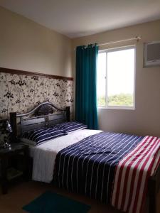 ドゥマゲテにあるJAS Marina Spatialのベッドルーム1室(ベッド1台、窓付)