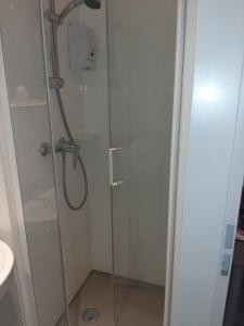 W łazience znajduje się prysznic ze szklanymi drzwiami. w obiekcie Fasthotel Albertville w mieście Albertville