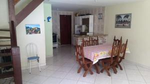 a kitchen with a table and chairs in a room at Arraial do Cabo in Arraial do Cabo