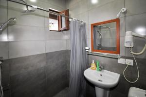 un bagno con lavandino e doccia di Smak a Kobuleti