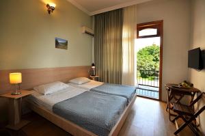 una camera da letto con un letto e una grande finestra di Smak a Kobuleti