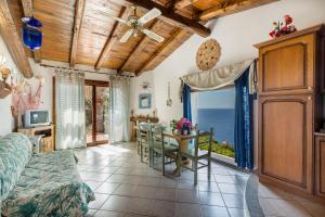 uma sala de estar com uma mesa e vista para o oceano em Villa La Macchia em Costa Paradiso