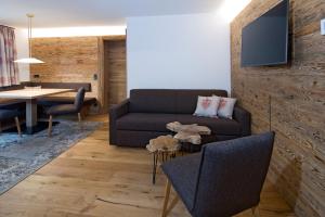 salon z kanapą i stołem w obiekcie Blattlhof w mieście Sankt Johann in Tirol