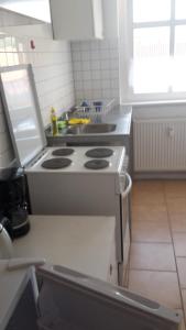 a kitchen with a stove top oven in a kitchen at Karsdorf nahe Kanustation im Burgenlandkreis in Karsdorf