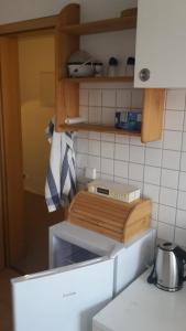 a kitchen with a cutting board on top of a counter at Karsdorf nahe Kanustation im Burgenlandkreis in Karsdorf